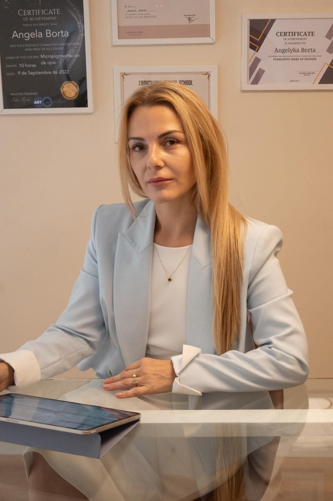 Angela Borta en su estudio de micropigmentación en Barcelona